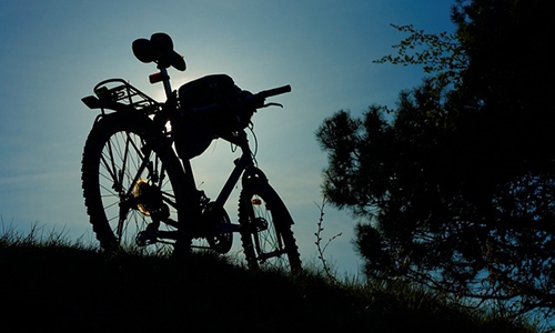 Hand crank ac generator for night cycling