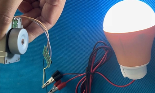 Mini hand crank generator for 12v light bulb