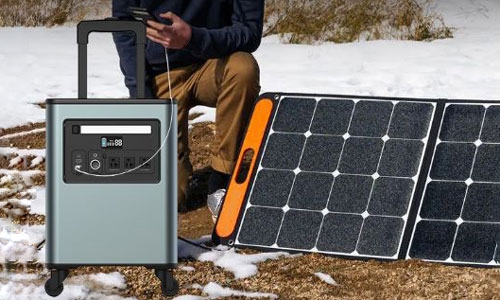 Solar generator with solar panels